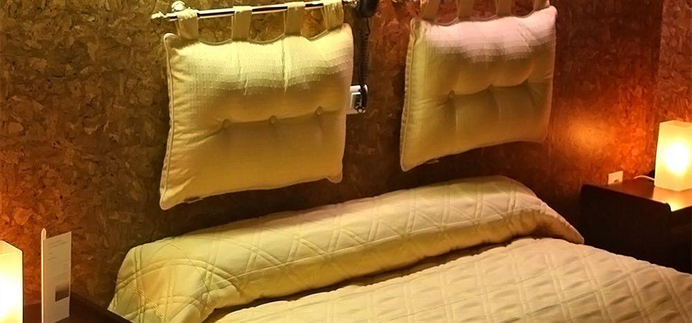Logis Hotel Restaurant Auberge Du Peras Сен-Жан-дю-Гар Екстер'єр фото
